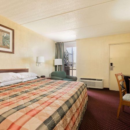 Knights Inn Бренем Екстер'єр фото