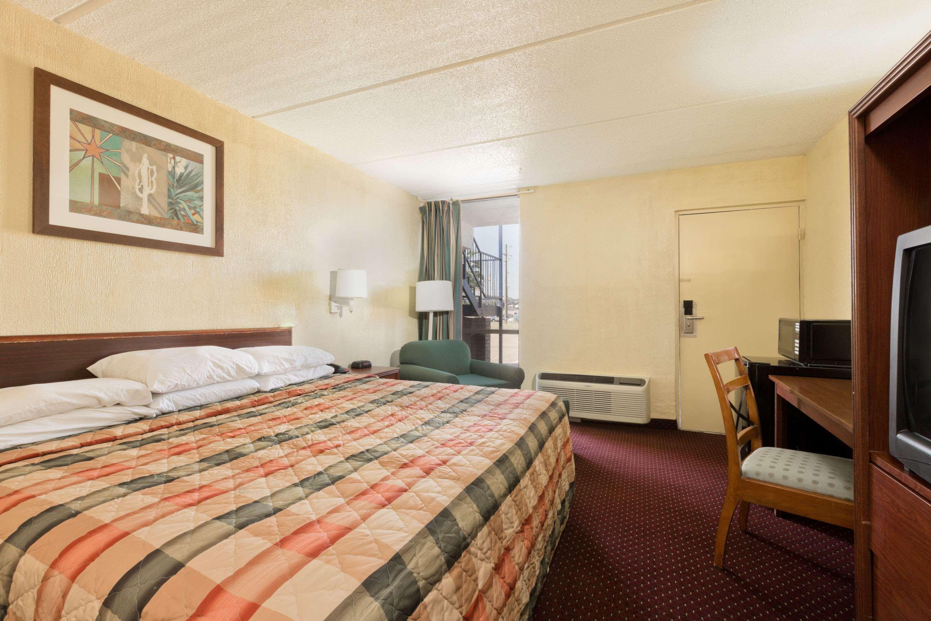 Knights Inn Бренем Екстер'єр фото