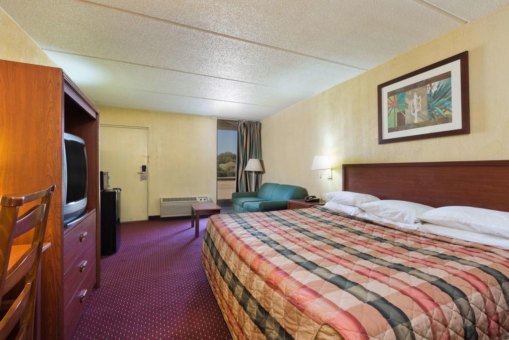 Knights Inn Бренем Екстер'єр фото